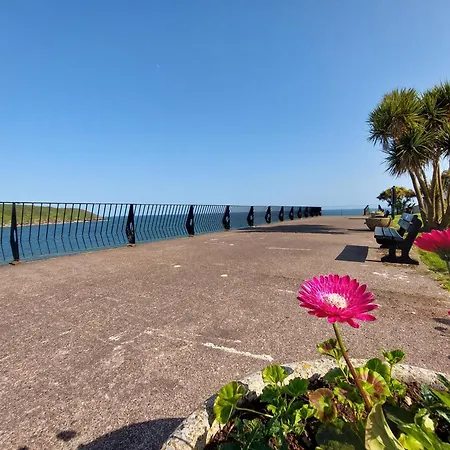 Happy Sandy Feet Villa